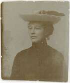 Ateljéporträtt - kvinna i hatt