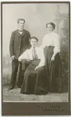 Kabinettsfotografi - två kvinnor och en man