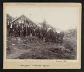 Rallarlag vid Abiskojokk i Söndagsskrud. Sommaren 1899. Grupporträtt framför arbetarbostad, två män är utmärkta: 
