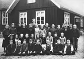 Skolklass i Dagsås skola 1935 framför skolbyggnaden.
Enligt anteckningar på fotots baksida:
Nedre raden: Ingemund Bengtsson; Karl Folke Kjellberg; Bengt Selvén, Mästergården; Sjunne Carlsson, Skygge; Sune Ahlberg, Klef; Strandberg, Kullen; Erik Selvén Mästergården; Bertel Kjellberg.
Mellersta raden: Elin Bengtsson, Pelles; Larsson, Hildersro; Carlsson, Öströö kvarn. Namn utan placering: Majken Bengtsson, Ottersjö; Tora i Rör; Asta Tabo; Ewy, Skygge; Evy, Rör