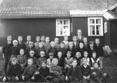 Skolklass i Dagsås skola framför skolbyggnaden.
Enligt anteckningar på fotots baksida (med reservation för feltolkningar):
Valter Kjellberg; Åke, Adolf, Gösta, Hulda, Bråtared; Ragnar, Enemosse.
Andra raden: Bengt Selvén; Bertel, Karl-Folke Kjellberg; Åke Andersson, Dalen; Sune Ahlberg, Klevs kvarn; Ingemund Bengtsson, Ottersjö; Sjunne Carlsson, Skygge; Larsson, Ottersjö.
Tredje raden: Pettersson, Sjö; Emanuelsson, Vassgärde; Elin Karlsson, Öströö kvarn; Elin Bengtsson, Pelles; Öströö; Majken Bengtsson, Solhem Ottersjö; Larsson, Ottersjö, Hildesberg; Vall, vid Rör.
Fjärde raden: Grönsberg; Ingemar Emanuelsson, Vassgärde; Strandberg, Vassgärde; Torsten Kjellberg; Kåge Bengtsson; Rune Vassgärde.