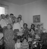 Johanna Boströms 70 årsdag den 20/6 1964. Från vänster: Helge Hedberg, Kristina Hedberg i famnen, Svante Boström, Henning Dahlgren samt Paul Boström. Raden framför står Annika Boström samt Kerstin Hedberg.I soffan sitter från vänster Ingrid Nordlander, Anne Marie Boström, Inez Dahlgren. Framför bordet sitter Johanna Boström, Ingela Hedberg, Gunnel Boström


