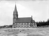 Alnö kyrka. Kyrkan invigdes 1896 och ersatte då en kyrka av trä som brunnit ner efter 25 år. Detta är en nygotisk tegelkyrka, ritad av arkitekt Ferdinand Boberg. Kyrkan består av klocktorn, långhus med utbyggnader i väster för trappor till läktarna samt ett polygont kor med sakristia och arkivrum på ömse sidor. Ingången är förlagd i väster genom vapenhuset i tornet. Långhuset har trätak med öppen takstol och koret har tegelvalv.