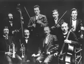Skogs stråkorkester. Bildades av IOGT-logen Skogsliljan omkring 1920 med kantor Johan Melander som ledare.; Personer:; Stående från vänster: Nils Petter Norberg, Erik Bystedt, Nils Söderlind, Georg Mellander.; Sittande: Nicanor Dahlin, Frans Norberg, Johan Melander, Elis Norberg.