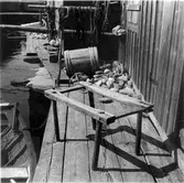 Ulvö. Marviksgrunnan. Bänk för gältråg. Skötstenar på bryggan. På stången hänger linor att förankra fiskeredskap med. På ställningen längst fram, ställdes gältråget, som fylldes med strömming när den skulle gälas.