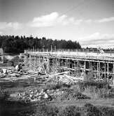 Första järnvägsbron mellan Viktoriagatan och Ådalsvägen under byggnad. Arnellsbacken går upp till vänster, Ådalsvägen bakom bron. 1930-tal.
