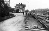 Ramviks station, öppnad för trafik den 12 december 1893. Poststation öppnades samtidigt och den sköttes av järnvägens personal. Den förste stationsmästaren hette Axel Emil Theodor von Roxendorff.