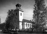 Timrå kyrka. Efter restaureringen 1949. Byggmästare Per Hagmansson. Vitputsad stenkyrka med torn. 1833-35 ändring  av tornöverbyggnaden 