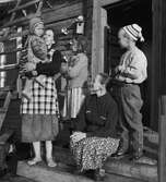 Kvinnor och barn samlade på trappan till Anderssons gård i Lill-Sjaunia. Påskrift: 