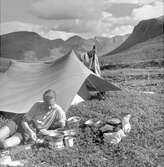 Dag Hammarskjöld kokar kaffe utanför sitt tält i Sarekfjällen. 