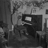 Barn vid piano. Troligen 1950-60 talet.