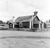 Barsvikens fiskekapell. Timrat och panelklätt, rödmålat. Rektangulär byggnad. Enkel inredning med blåmålade bänkar, altaruppsats och predikstol. Vapenhuset har tillkommit senare. Exteriör och interiör upprustning 1926.