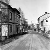 Stadsbebyggelse. Till vänster Kv Roddaren,tomt nr 5. Till höger Kv Asseorn. T.v. N:a Kyrkog. 37: Lotsänkan Nina Wassbergs hus. V