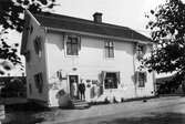 Affärsexteriör från omkring 1925-35 fotograferad av Åströms Bokhanel i Härnösands vykortsfotograf.