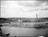 Foto mot väster från Skeppsbron. I förgrunden nuvarande Kv. Magasinet, därbortom bl.a Tingshuset, el-verket mm.