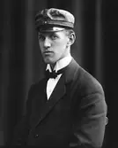 Gunnar Engström från Sällstorp under utbildningen till folkskollärare vid Göteborgs fokskoleseminarium. Han tog sin examen 1920 och blev folkskollärare i hemsocknen Sällstorp, liksom även socknens klockare och kantor. Från Hallands kulturhistoriska museum finns en samling glasplåtar från ca 1913-1930 tagna av Gunnar publicerade här på DigitaltMuseum.