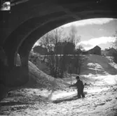 Bron vid Ödsgård? Vy upp mot där kv. Allmänningen ligger?