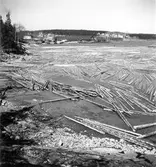 Utansjö Cellulosa AB, bildat1897 på konsul Fritz Versteeghs förslag för att tillvarata klentimmer. Fabriken togs i drift i mars 1900. 1904 beskrevs fabriken enligt följande i försäkringspappren: Alla fabrikshusen äro uppförda av sten med gavelspetsar av sten och utan överskjutande taksprång av trä samt under tak av asfaltpapp.