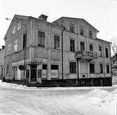 Lubbe Nordströms hus på Norra kyrkogatan. I hörnet fanns en mjölkaffär. I källaren en kemtvätt, ägaren hette Lifgren. På 50-talet bodde sjömansprästen Gunnar Åkerstedt på övervåningen.