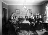 14 damer på symöte i början av 1900-talet.