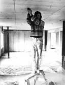 Ytterlännäsgården. Elektriker i arbete vid byggandet av Ytterlännäsgården.