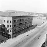 Korsningen Köpmangatan - Nybrogatan i Härnösand. Nattviken syns i bakgrunden.