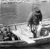 Fiskare Hägglund med sin fångst.