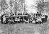 Skolbarn och lärare i början av 1900-talet.