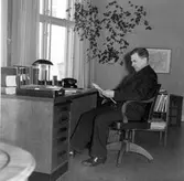 Tullförvaltare K. O. E. Carlsson i tullförvaltarens rum.