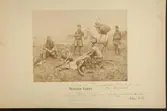 Samer som tillvaratar skjutna renar vid lägret vid Gleen. Tryck efter fotografi av oljemålning av Johan Tirén från 1891. Trycket har handskriven dedikation av konstnären: 