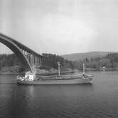 Fartyget Käthe Ahrens vid Sandöbron

