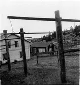 Bönhams fiskeläge. Handlaren-fiskaren-torparens bostadshus, till höger det äldre boningshuset, kokhuset nu använt som magasin. Före detta säsongsfiskeläge som under århundranden spelat stor roll för Nordingrås näringsliv med bofast befolkning sedan 1700 talet. Stora sjöbodar och båthus kring hamnen och ovanför liggande bostadshus. Kapell från 1600 talet.