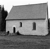 Högsjö gamla kyrka uppfördes i slutet av 1300-talet. Den brändes av ryssarna 1721. Kyrkan renoverades under kommande 15 åren under ledning av Hans Biskop en österbottnisk bildhuggare. Han tillverkade predikstolen och altaruppsättningen i kyrkan samt en del små inventarier. Bänkinredning samt läktare i väster är tillverkade av Jonas Lund och Olof Johansson Brandt. Förgyllning och målning av inredningen och de nya inventarierna gjordes av Erik Fällström på 1730-talet. 