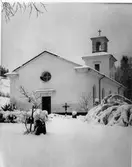 Kyrka. Den medeltida kyrkan ersätts med en ny 1834-41 efter Axel Nyströms ritningar. Det är en salkyrka med ingång och vapenhus i väster och sakristia och torn i öster. Korväggen har målning med skenarkitektur och oljemålning i mittparti av A Blombergsson. Orgeln byggdes 1905-06, och är ombyggd senare. Uppförd i nyklassicistisk stil.