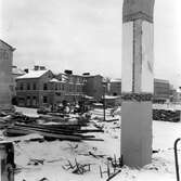 Bilden tagen från torget, i bakgrunden syns det nybyggda Domus. Tomt nr 26 och 27.