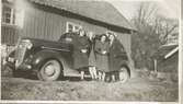 Fyra kvinnor står framför en bil vid Apelgården 