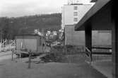 En grop efter den gamla banken som har rivits. Vid Rosen i Huskvarna år 1975.