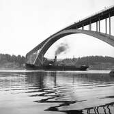 Fartyget Malevik vid Sandöbron

