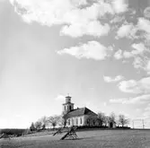 Häggdånger kyrka. Byggmästare Pehr Hagmansson. Vitputsad stenkyrka. Orgel från 1855 av J Gustav Ek. Altartavla från 1795 av målare Anders Joakim Öberg från Härnösand. Altaruppsatsen från 1797-98 av bildhuggare Per Vestman från Hemsö.