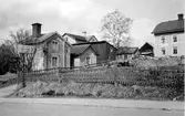 Stadsbebyggelse. Fr.v byggn på tomterna 13, 11 och 9, och trävaruhuset på tomt 8.