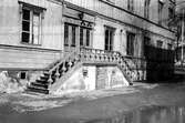 Domkapitelhuset. Uppfördes 1844 som gymnastik- och sånghus för Härnösands gymnasium efter ritningar av arkitekt C.G. Blom-Carlsson. År 1973 flyttades byggnaden från kvarteret Rådhuset vid Nybrogatan till Nygatan 14. Byggnaden restaurerades då exteriört efter originalritningar.