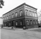 Domkapitelhuset. Uppfördes 1844 som gymnastik- och sånghus för Härnösands gymnasium efter ritningar av arkitekt C.G. Blom-Carlsson. År 1973 flyttades byggnaden från kvarteret Rådhuset vid Nybrogatan till Nygatan 14. Byggnaden restaurerades då exteriört efter originalritningar.