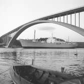 Fartyget Kirribilli vid Sandöbron
