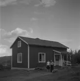 Ulla-Marie Hedberg med morfar Petrus Karlstedt, Kyrkdal. Anna-Lisa Hedbergs barndomshem