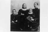 Ateljéfoto av Hanna Eleonora Johansson och de tre yngsta barnen cirka 1894. Hanna född i Bölet 1855, död 1943 Heljered Mellangård 