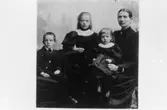 Ateljéfoto av Hanna Eleonora Johansson och de tre yngsta barnen cirka 1894. Hanna född i Bölet 1855, död 1943 Heljered Mellangård 