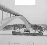 Fartyget Ragneborg vid Sandöbron
