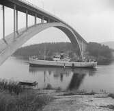 Fartyget Örnefjell vid Sandöbron
