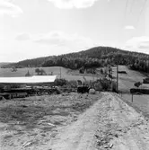 Tuna. Centralbygd med bebyggelse av 1800 talsprägel där fornlämningar och ortnamn vittnar om forntida centralitet och lång bebyggelsekontinuitet. Öppen odlingsbygd med inslag av fornlämningar i form av grupper med gravar eller gravfält med högar och stensättningar. Medelpads största fornborg. Gamla bylägen norr och väster om klingstatjärnen. Ortnamnen Tunbyn, Vi samt sockennamnet Tuna antyder centrala funktioner i järnålderssamhället.