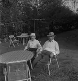 Kvinna & man. Troligen 50-60 talet.